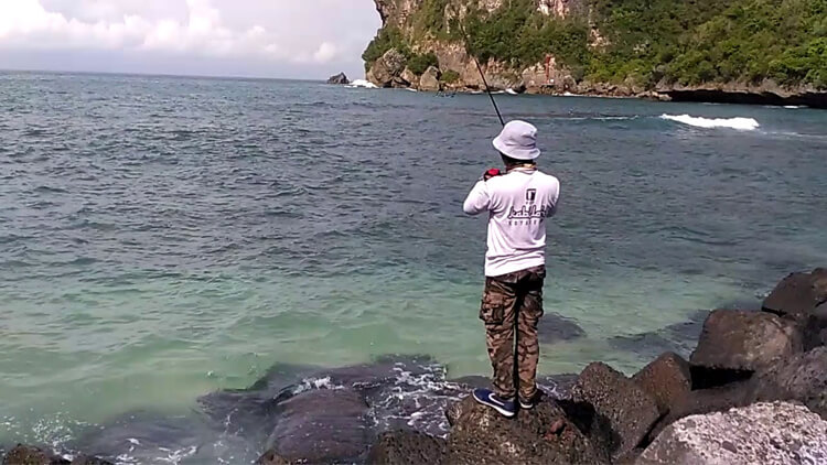 memancing ikan panjo